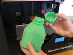 Modelo 3d de 3d imprimibles de botella y tapón de rosca para impresoras 3d