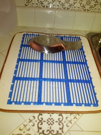 Interlocking grate tiles