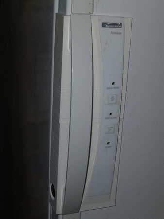 El panel frontal/de la manija para el congelador Kenmore