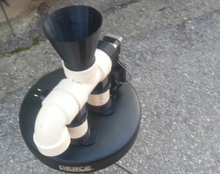 Alimentador automático para perros hecha de tubo de PVC