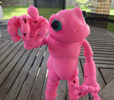 Froggy: el impreso en 3D bola articulado de la rana de la muñeca