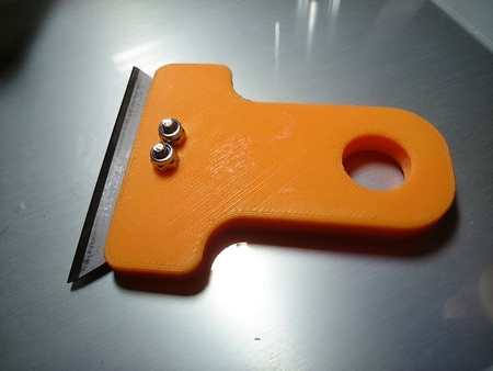 Scraper using disposable Stanley knife blades