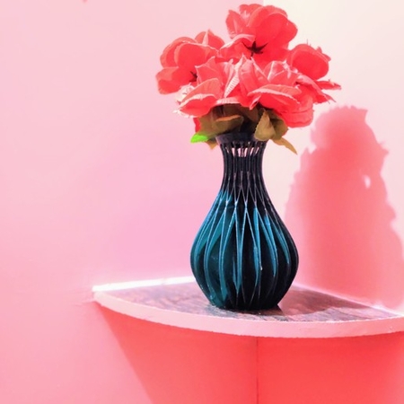 Modelo 3d de Entre la cruz espiral florero para impresoras 3d