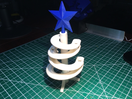 Un Mini Merry Marblevator Árbol De Navidad