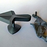 Modelo 3d de Flecha apuntando a la izquierda de la ilusión con el apoyo de lágrimas de distancia pestañas y un stand para impresoras 3d