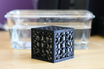 Modelo 3d de Multi-color de la bola en un cubo para impresoras 3d