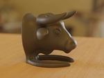 Modelo 3d de Toro de la cabeza de la estatua en el stand para impresoras 3d
