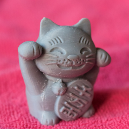 maneki-neko gato feliz