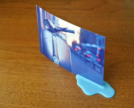 Puddle shaped card stand