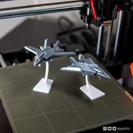 Modelo 3d de Imprimir-en-lugar y articulado de jet de combate con soporte para impresoras 3d