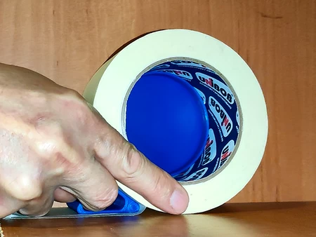 Guide of paint tape in corners